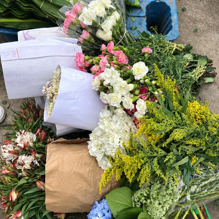 Flores frescas recién compradas para el taller