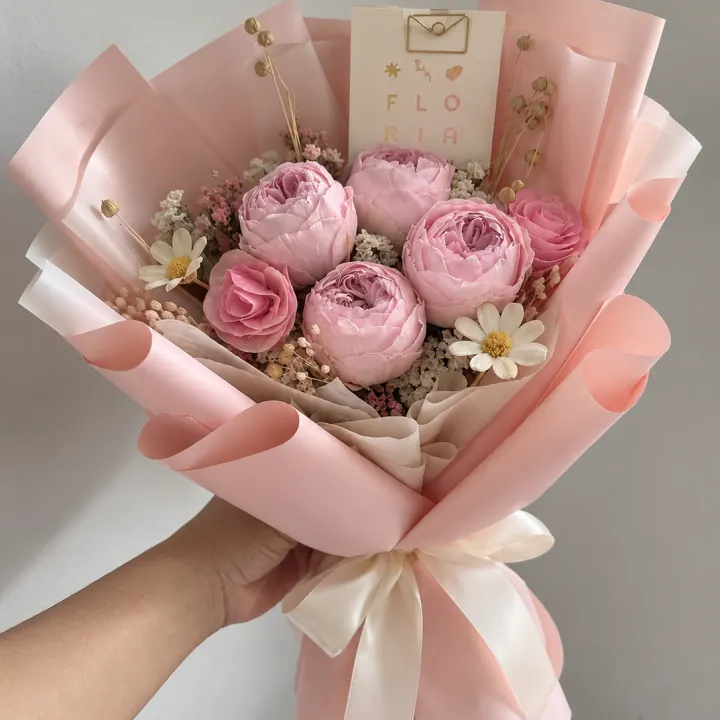 Ramo de flores preservadas en tonos rosa con tarjeta FLORIA