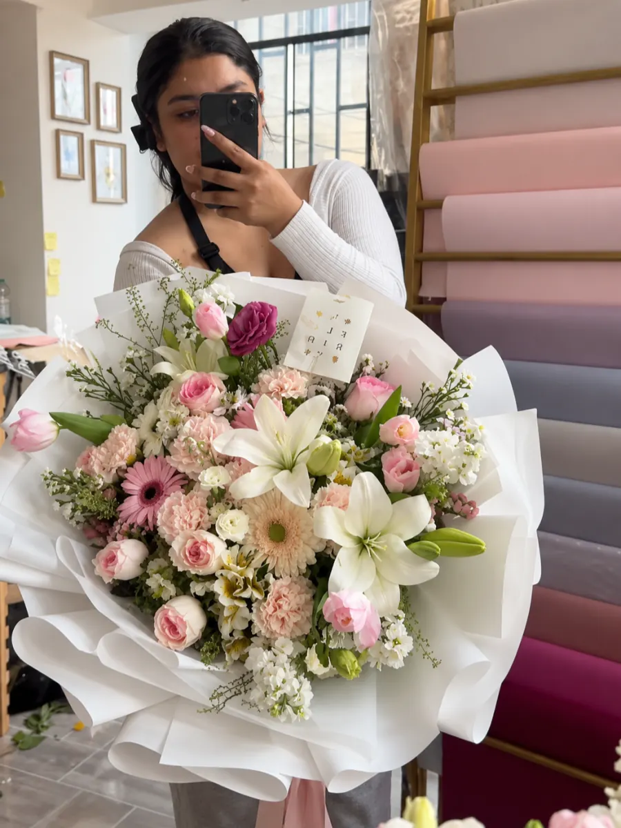 María de FLORIA con un ramo pastel gigante en el taller