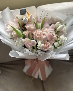 Ramo Tulip Garden Grad de FLORIA: rosas rosadas, tulipanes y claveles blancos con osito de graduación