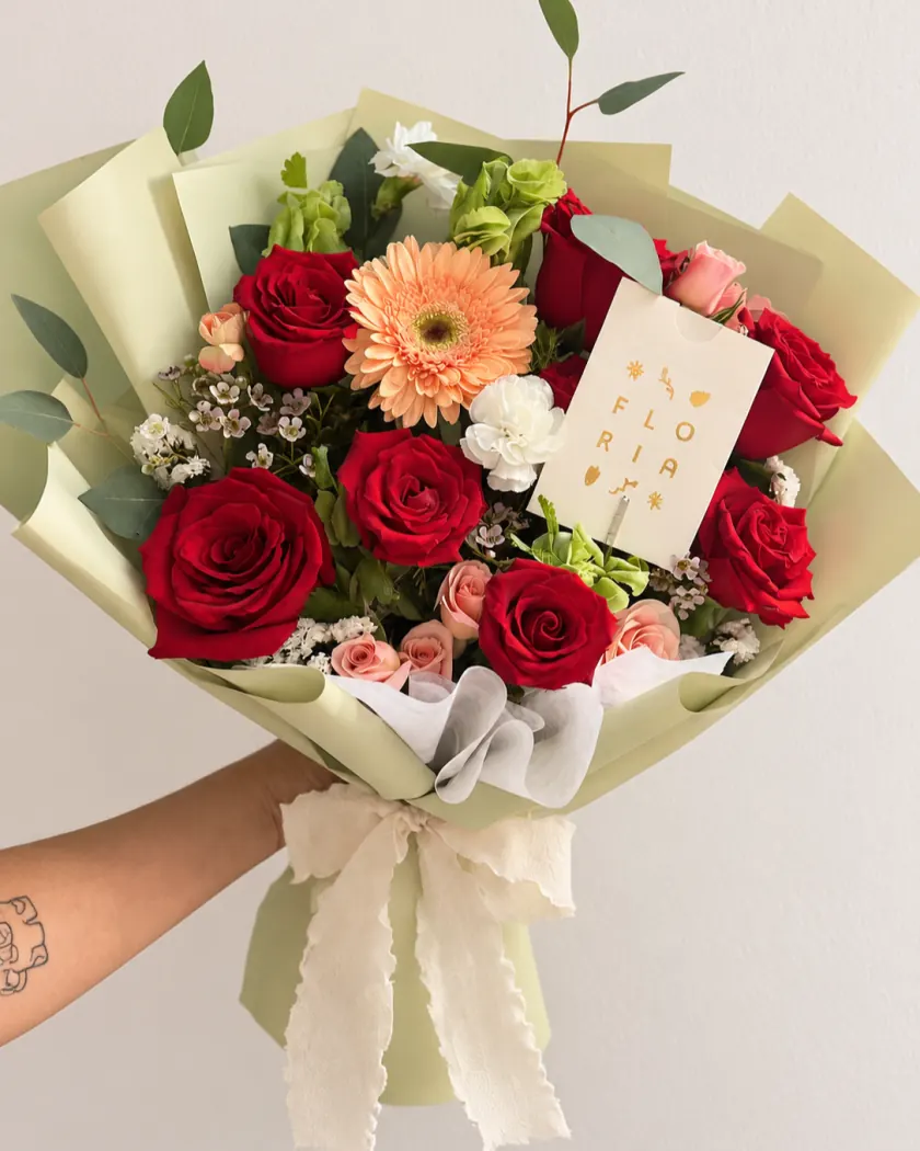 Ramo de aniversario con rosas rojas, gerbera y tarjeta FLORIA