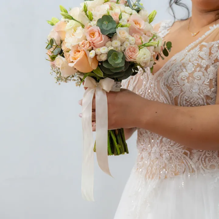 Ramo de novia en tonos durazno y blanco