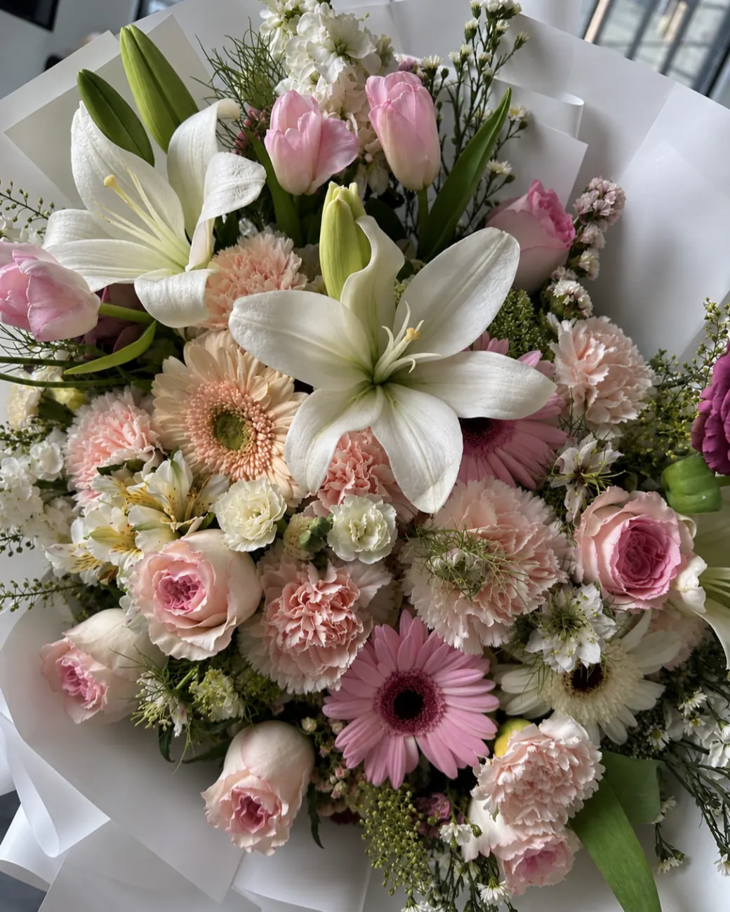 Ramo Jardín de Autor FLORIA con liliums, tulipanes, claveles, gerberas y rosas en tonos rosa y blanco